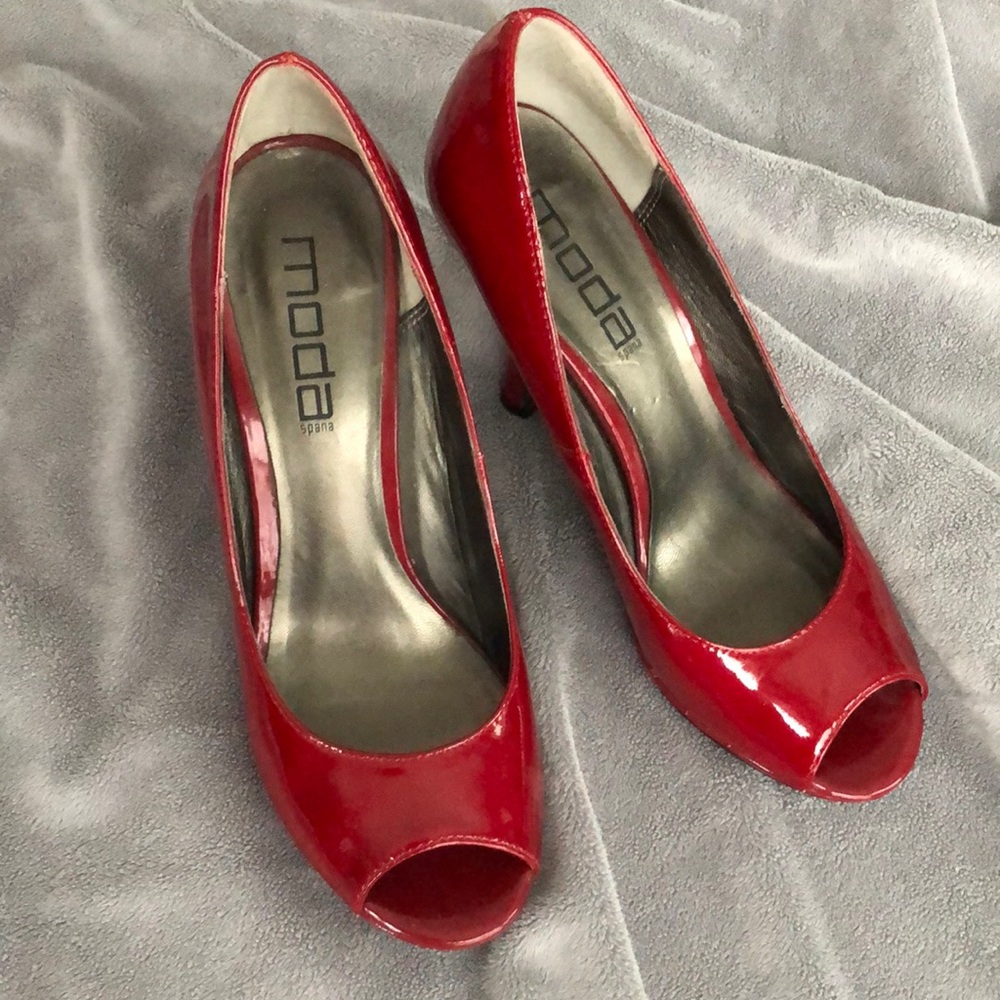Beautiful pair of Moda Red Patent Shoes in excellent condition